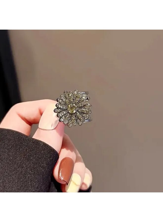 مشبك شعر صغير مرصع بحجر الأقحوان بتصميم زهري كلاسيكي للنساء - Image 2